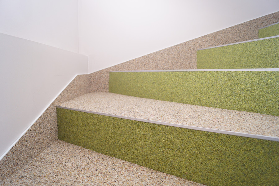 Treppe mit farbigem Natursteinteppich von STRIZZO.