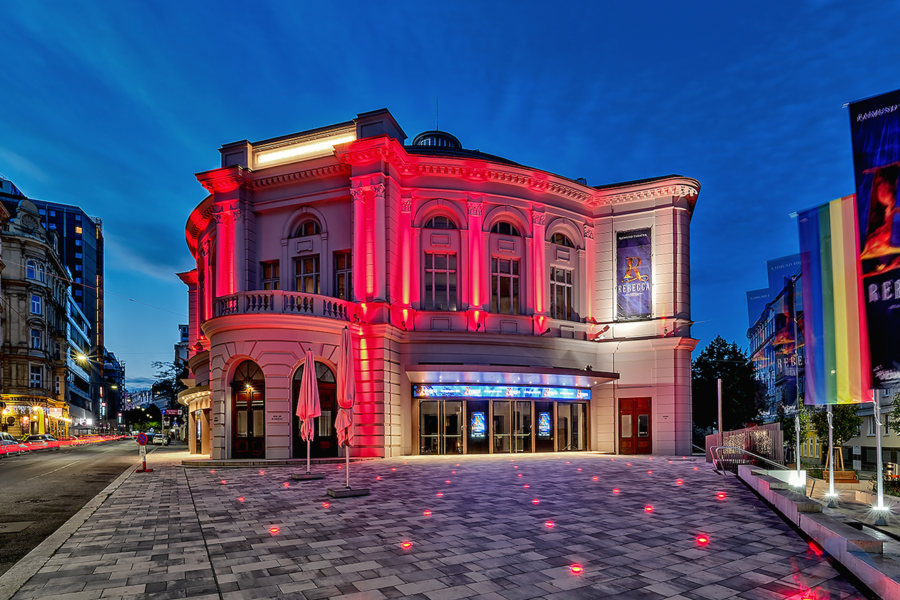 Das beleuchtete Raimund Theater nach der Sanierung fotografiert von ARCHITEKTURFOTOGRAFIE ARNBERGER.