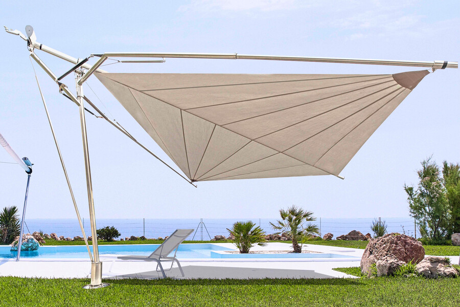 Der Segelschirm FOLD&ROLL von SunSquare glänzt mit ausgezeichneten Eigenschaften und sorgt für kühlenden Schatten.