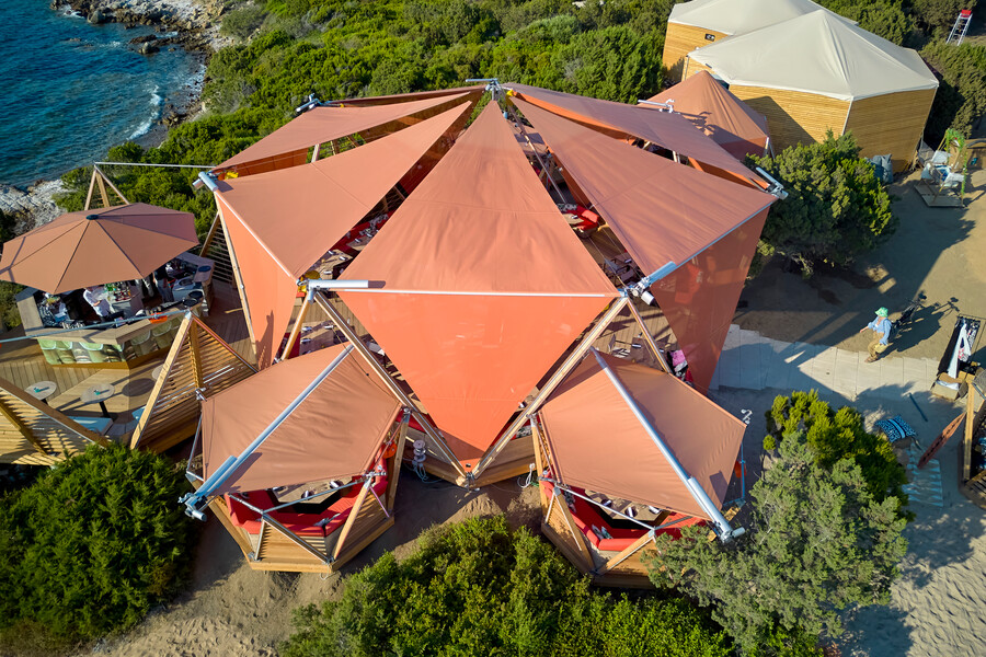 Wie ein luftiges Zelt wirken die Sonnensegel von SunSquare im ConeClub auf Sardinien.
