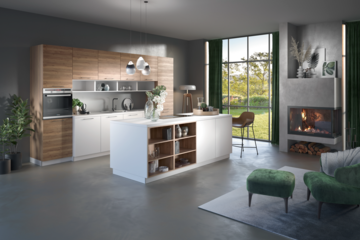 Tischlerei Bauer zeigt eine weiße Häcker Küche mit Holzelementen, Kücheninsel mit offenem Regal und modernen Geräten.