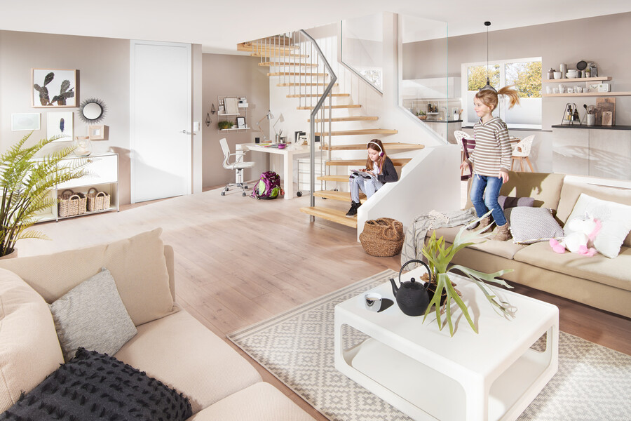 Wohnraum mit freitragenden Systemtreppen aus Holz in Kombination mit einem Edelstahl-Handlauf von Treppenmeister - das Modell Star.