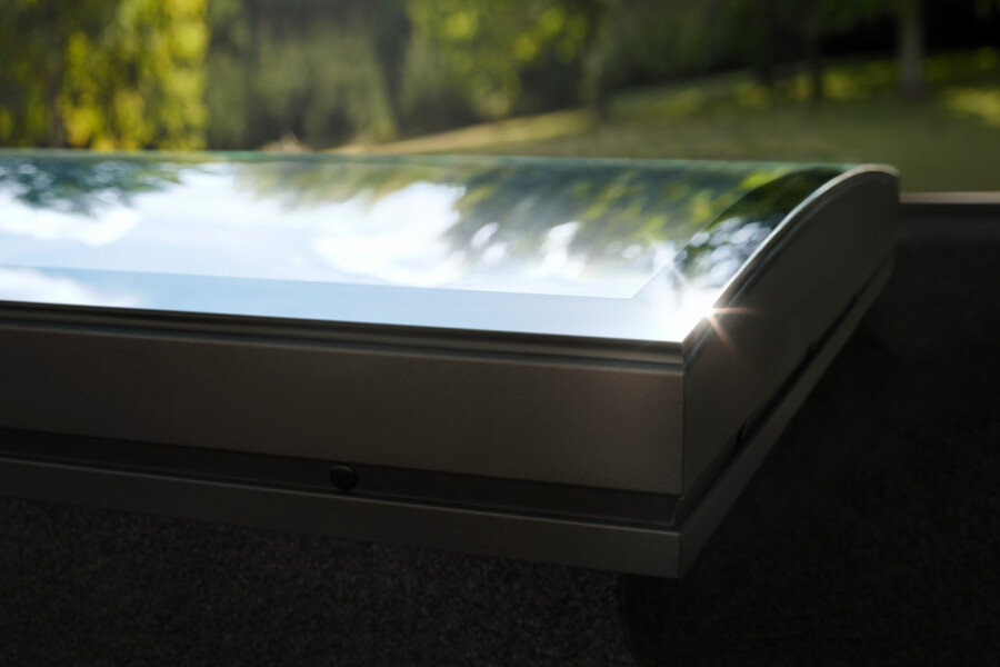 Detailansicht eines Flachdach-Fensters mit konvexem Glas von VELUX.