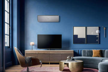 Ernst Winninger Kältetechnik zeigt ein Wohnzimmer mit moderner Einrichtung und kompakter Klimaanlage montiert an der Wand über dem Fernseher.