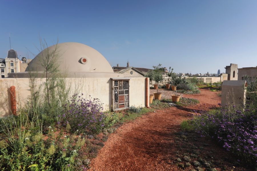 Ein Insektenhotel sorgt für Bio-Diversität und Bestäubung am Dachgarten von ZinCo.
