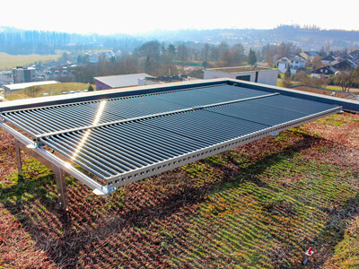Bei der Kombination mit Extensivbegrünungen von ZinCo werden die PV-Röhrenmodule auf den Solar-Montageprofilen der Solargrundrahmen montiert. Wie gewohnt sind diese auf Solarbasisplatten verankert und damit ohne Dachdurchdringung fixiert.