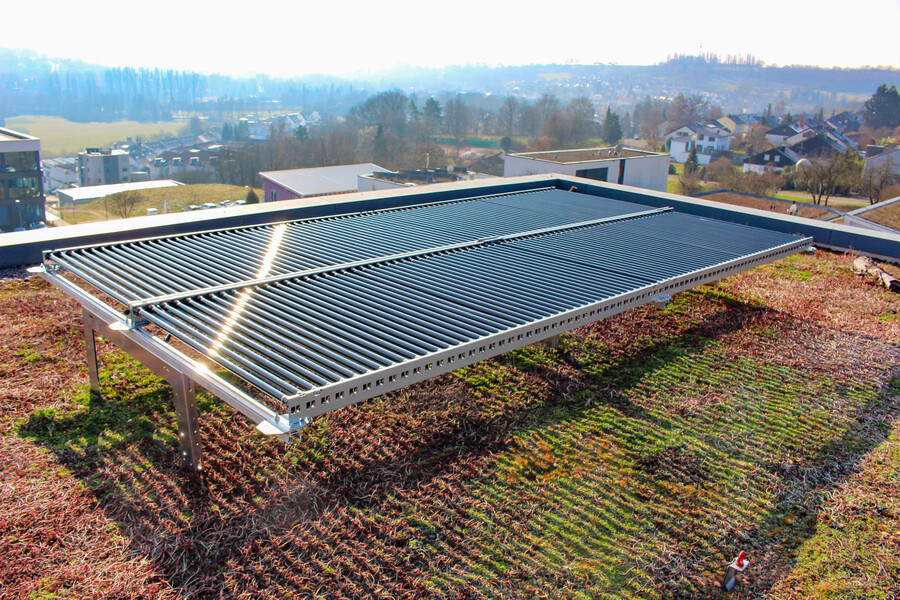 Bei der Kombination mit Extensivbegrünungen von ZinCo werden die PV-Röhrenmodule auf den Solar-Montageprofilen der Solargrundrahmen montiert. Wie gewohnt sind diese auf Solarbasisplatten verankert und damit ohne Dachdurchdringung fixiert.
