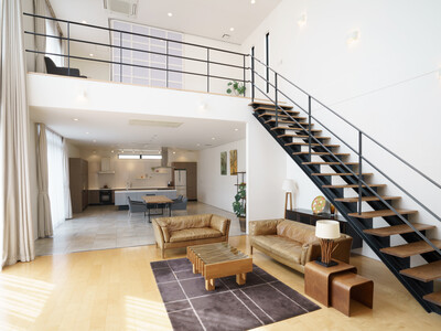 Offener Wohnraum mit stylischer Treppe.