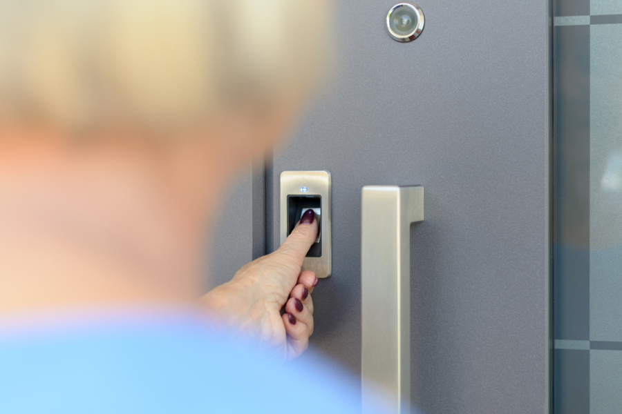 Detailfoto für Öffnen einer Türe oder Schließanlage mit Hilfe eines Fingerprints.