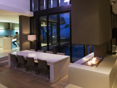 Offener Wohnraum mit angrenzender Küche und schön realisiertem Beleuchtungskonzept.