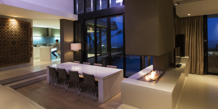 Offener Wohnraum mit angrenzender Küche und schön realisiertem Beleuchtungskonzept.