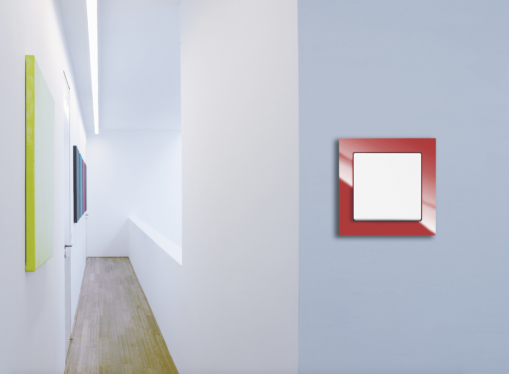 An Wand in Vorzimmer angebrachter Lichtschalter mit roter Umrahmung von ABB Busch-Jaeger.