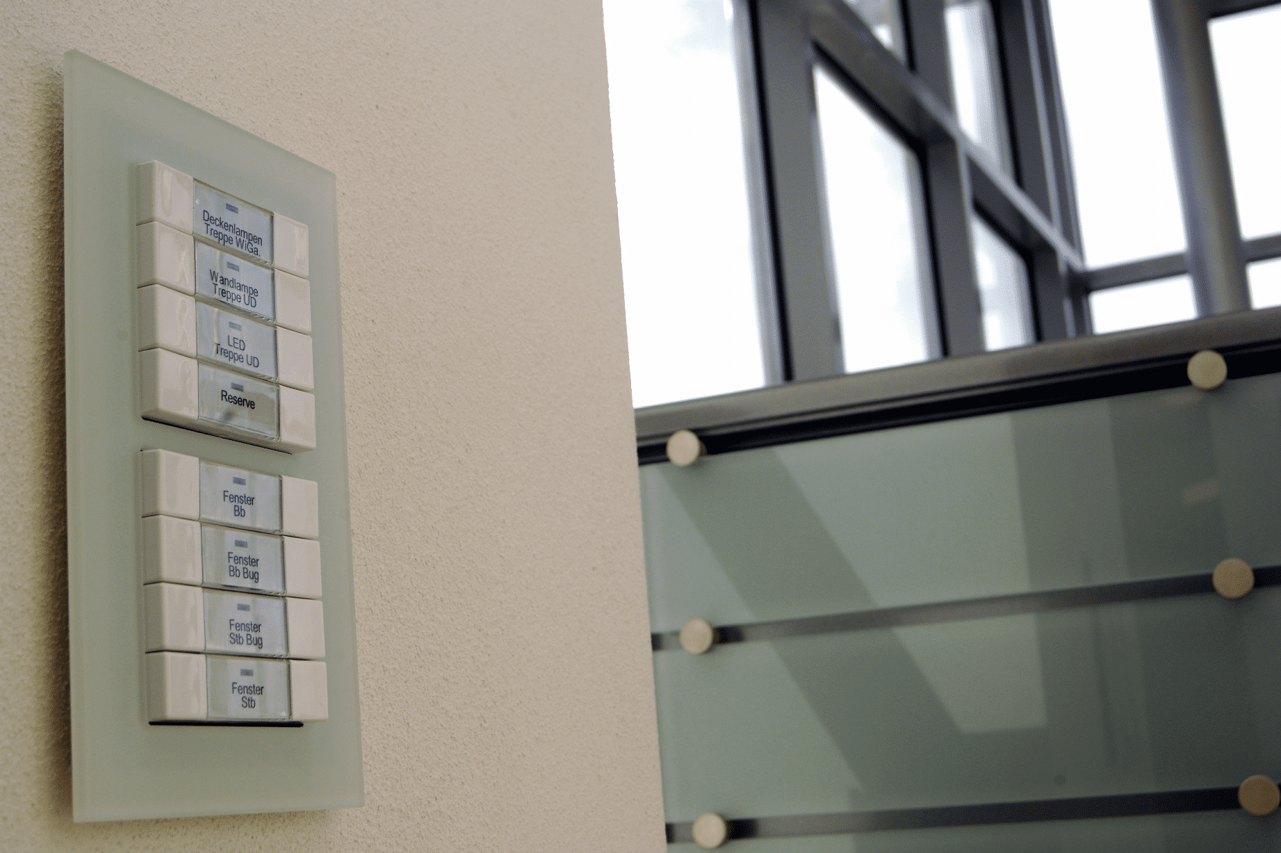 Multifunktionsschalter von ABB Busch-Jaeger angebracht an einer Außenmauer.