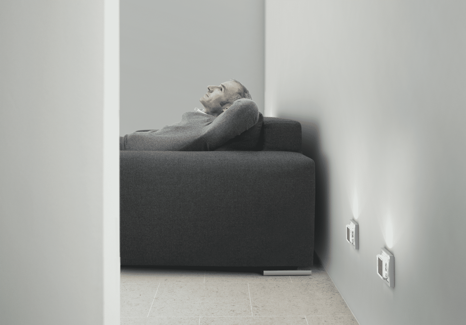 Steckdosen mit Beleuchtung von ABB Busch-Jaeger angebracht an einer Wand neben dem Bett.