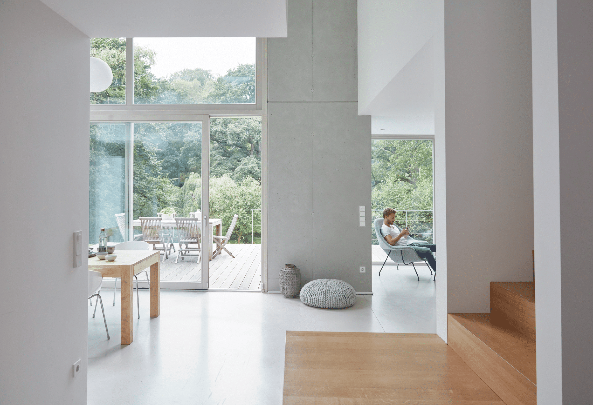 Smart Home Display von ABB Busch-Jaeger in moderner Raumsituation.