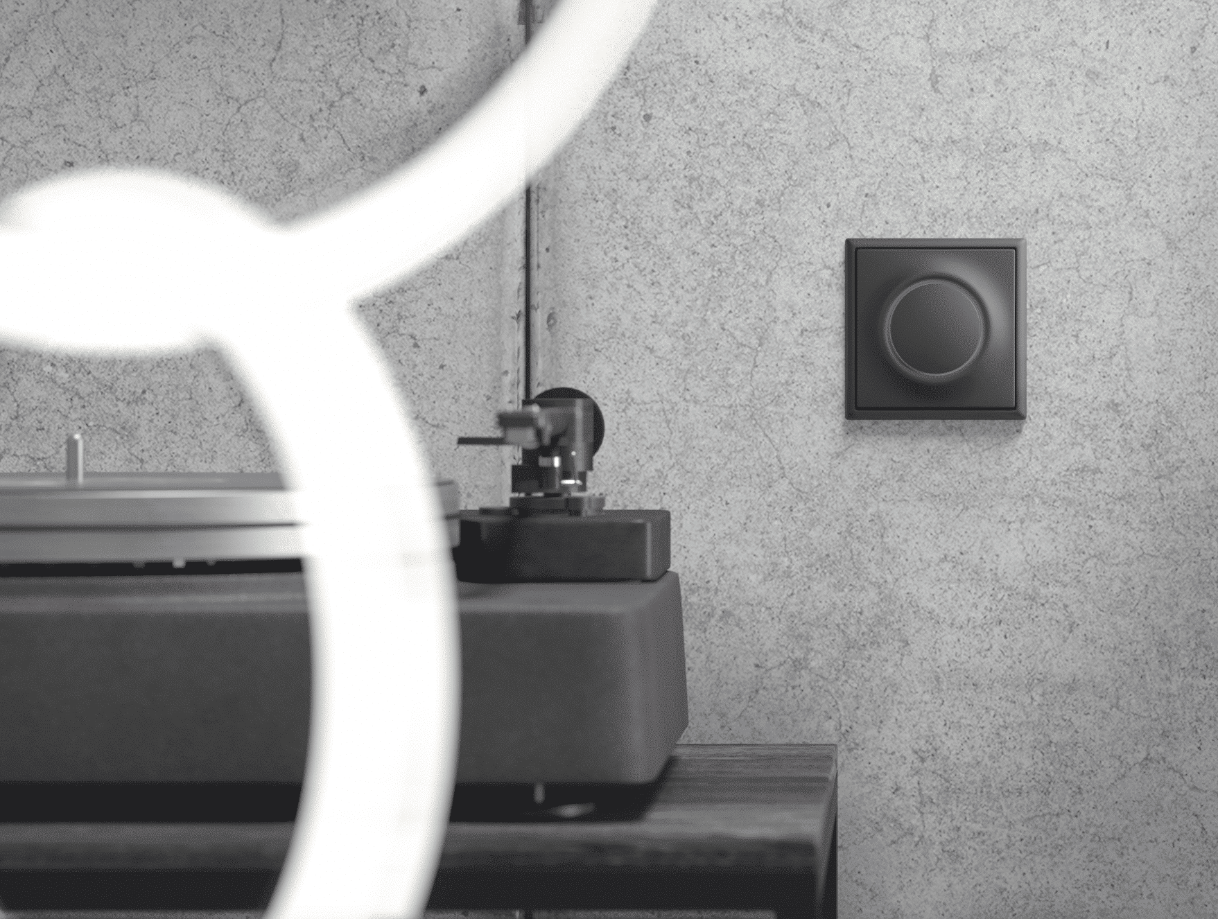 ABB - Busch-Jäger zeigt einen schwarz/blauen Schalter im Bad in Waschbecken-Nähe.