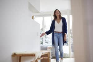 ABB zeigt einen Wächter von Busch-Jaeger in weiß in einem Wohnraum.