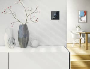 ABB zeigt mit „Busch-free@home“ von Busch-Jaeger das moderne Bedienpanel RoomTouch 4 Zoll in Schwarz zur komfortablen Steuerung der Jalousien und weiterer Smart-Home-Funktionen.