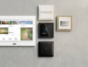ABB zeigt mit „Busch-free@home“ von Busch-Jaeger vernetzte Smart-Home-Lösungen mit Bedienpanelen, Schaltern und Bewegungsmeldern zur komfortablen Steuerung von Beleuchtung, Beschattung und weiteren Wohnfunktionen.