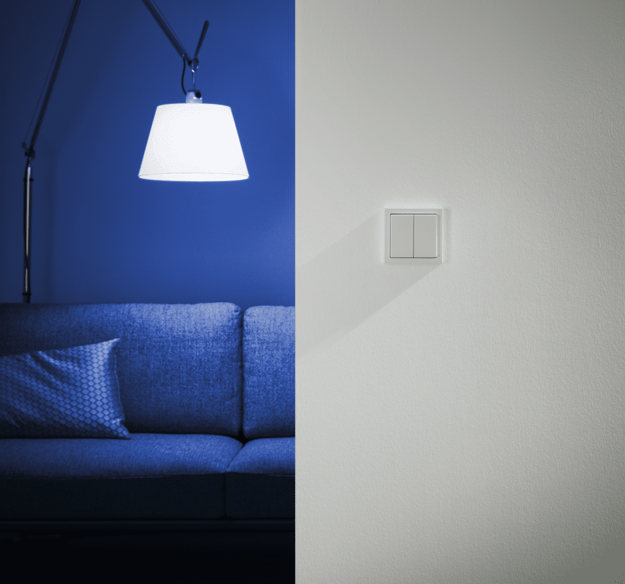 Wohnzimmer mit blauer stimmungsvoller Beleuchtung von Busch-Jaeger.