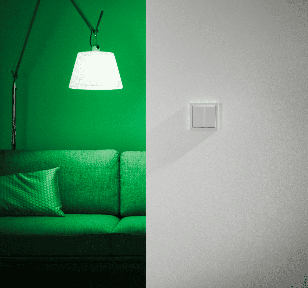 Wohnzimmer mit grüner, stimmungsvoller Beleuchtung von Busch-Jaeger.