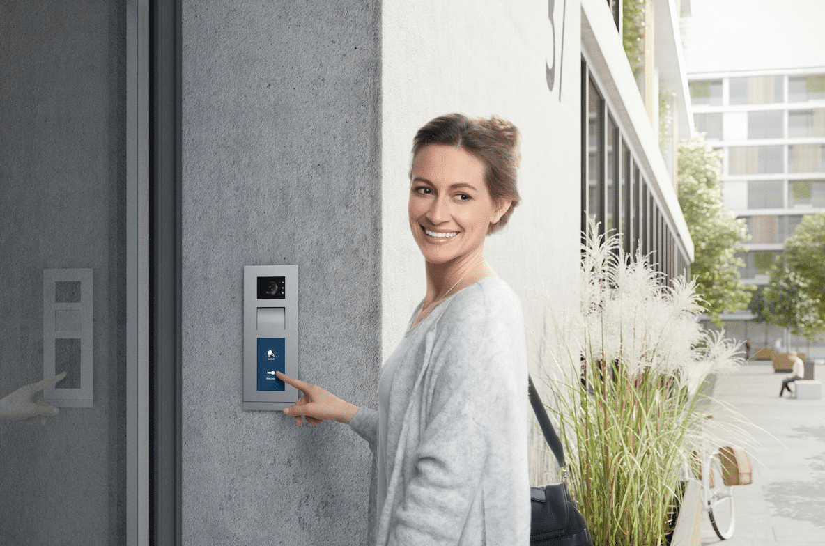 Intelligente Gebäudetechnik in Form eines hochmodernen, smarten und vor allem KNX-fähigen Türöffners von Busch-Jaeger.