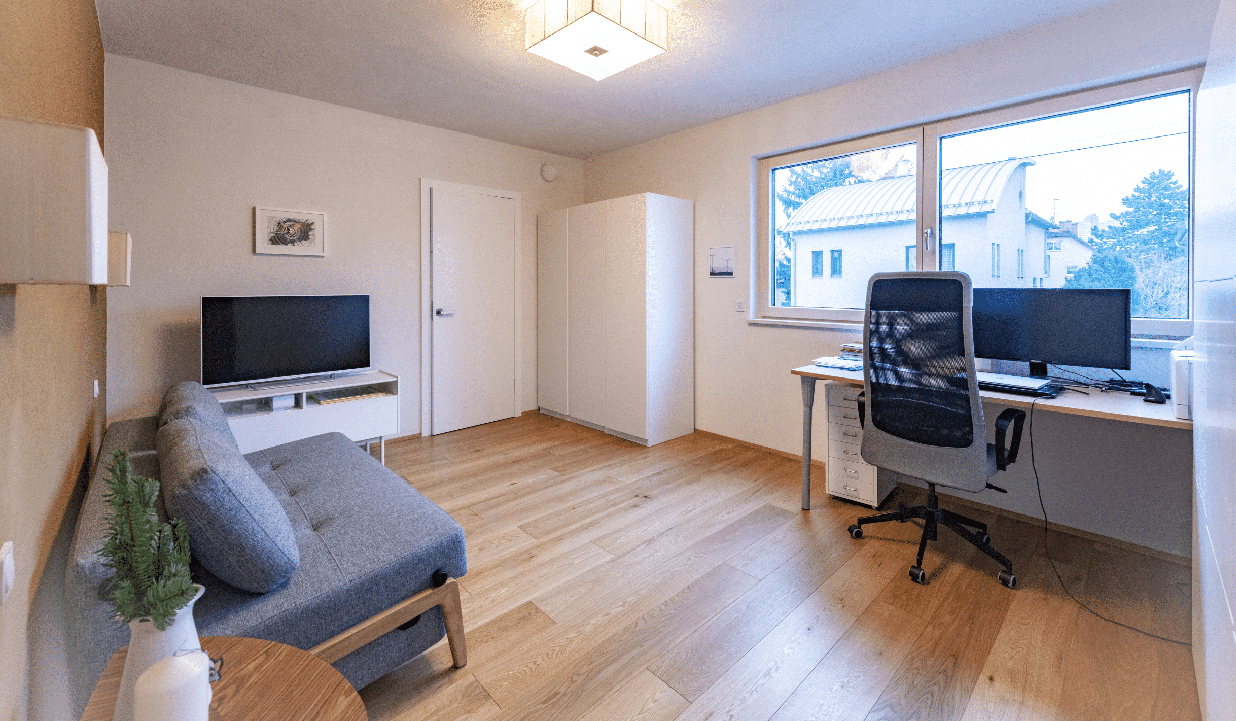 Arbeits-, Jugend- oder Gästezimmer mit Schlafsofa, Schreibtisch, Computer, Kleiderkasten und TV von AL Architekt ZT.