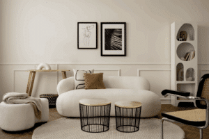 Ein klassisch-modernes Wohnzimmer in Cremeweiss/ Beige gehalten mit einem Sofa und passendem Pouf in amorpher, organischer Form, freiliegendem Teppich, Mobiliar, Accessoires und einem Wandstuck bzw. Vertäfelung im Kassettenstil von ALPHAOMEGA.