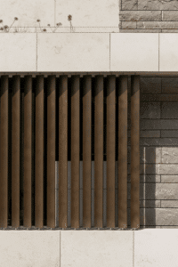 ALURE Outdoorliving zeigt eine Trennwand aus braunen Lamellen in einer Außenwand.