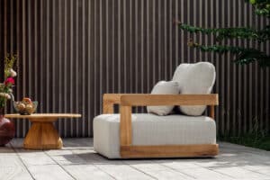 ALURE Outdoorliving zeigt einen gemütlichen Couchsessel mit Teakholz-Corpus und weicher Polsterung mit grauem Stoffbezug.