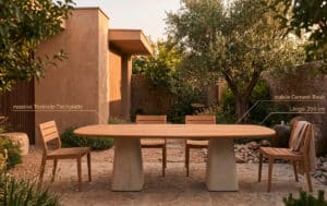 ALURE Outdoorliving zeigt einen stabilen Tisch mit Teakholz-Tischplatte und Cement-Basis, der 260 cm Lang ist und vier Sesseln.
