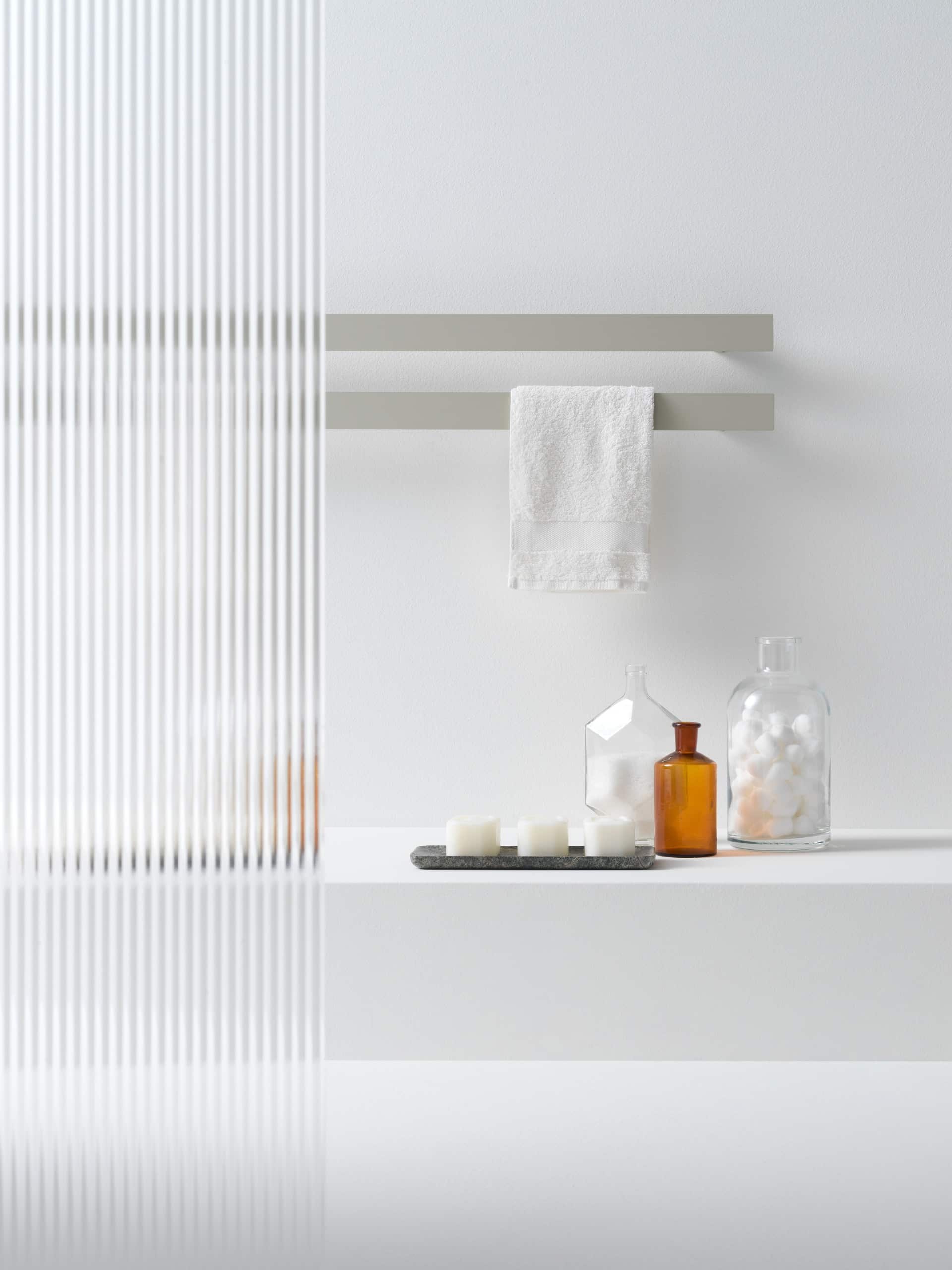 Dusche mit geriffelter Glaswand und wandmontiertem waagrechten Handtuchwärmer "Tavolina" im Schienenlook, silbermatt und gebürstet von ANTRAX IT.