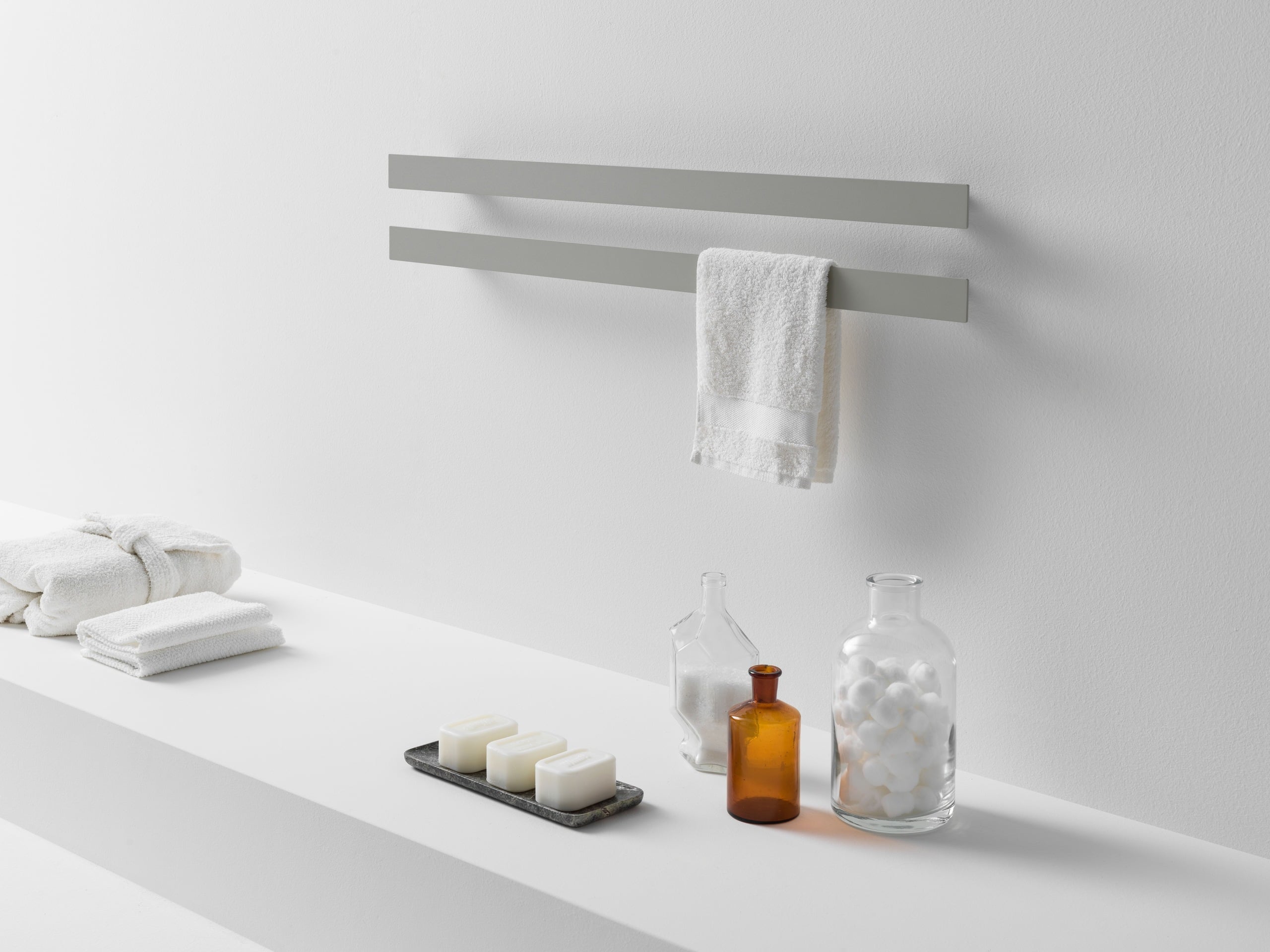 Duschbereich mit wandmontiertem waagrechten Handtuchwärmer "Tavolina" im Schienenlook, silbermatt und gebürstet von ANTRAX IT.