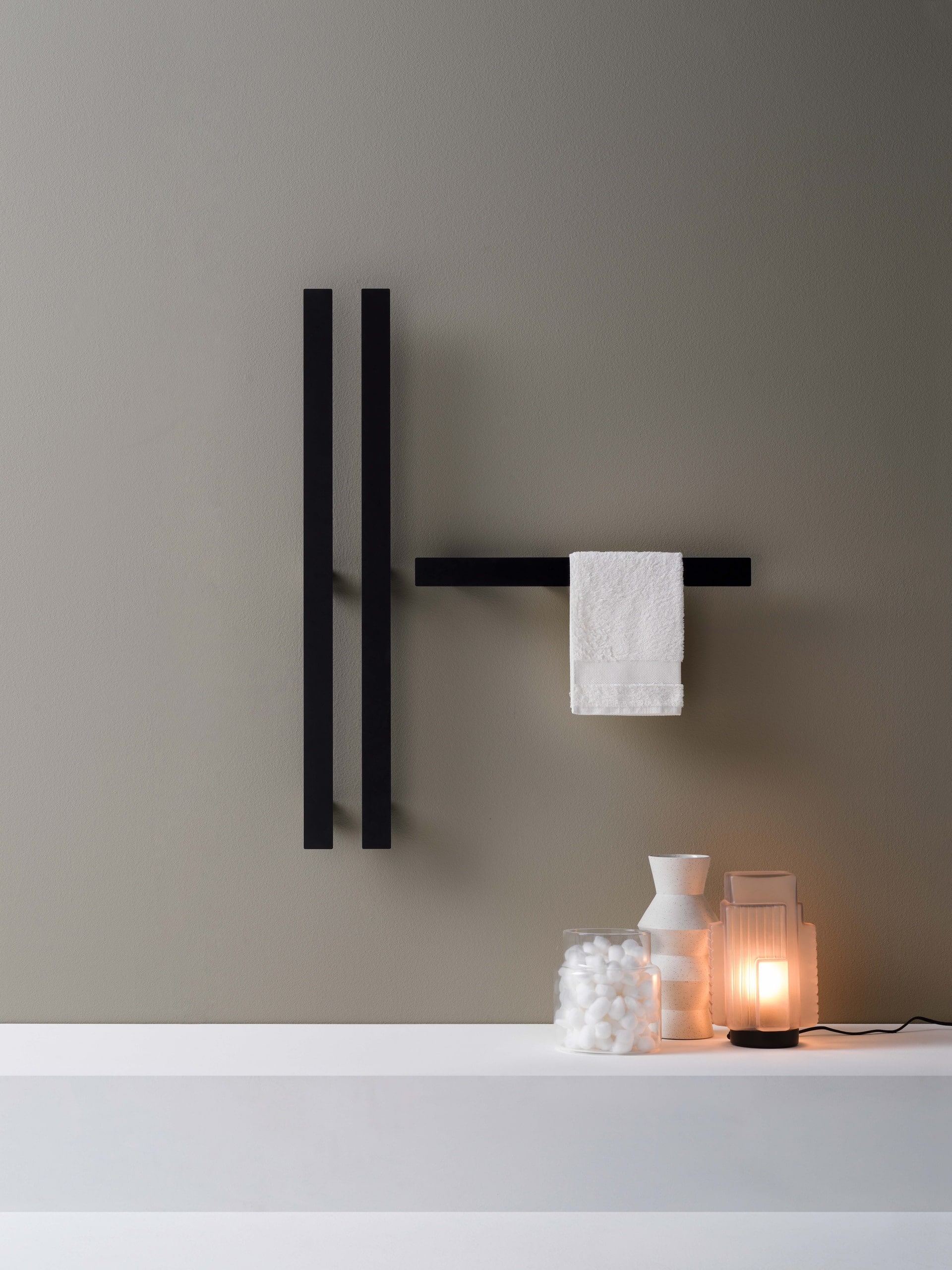 Duschbereich mit wandmontierten waagrechten sowie senkrechten Handtuchwärmern "Tavolina" im Schienenlook, schwarzmatt und gebürstet von ANTRAX IT.