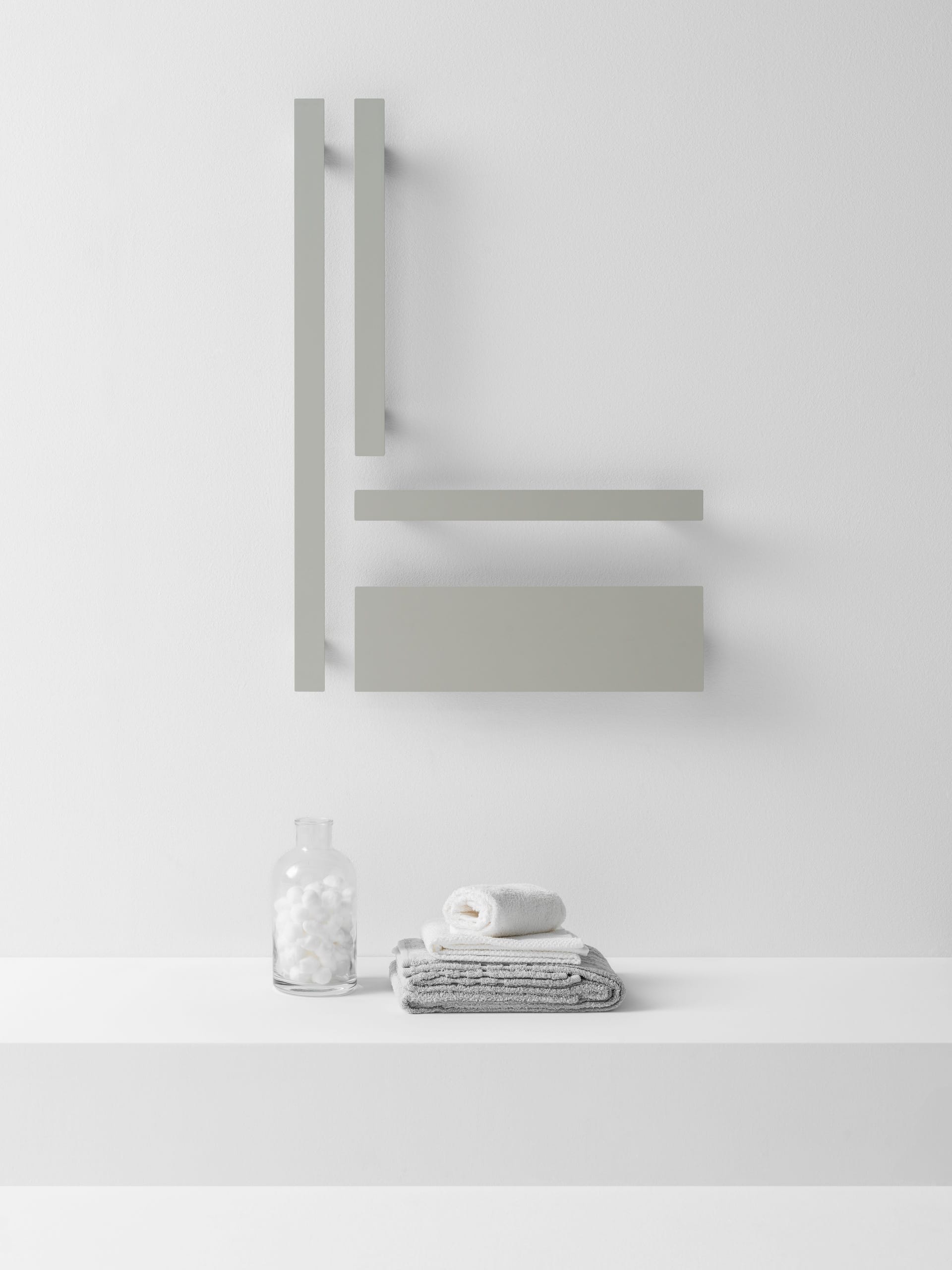 Duschbereich mit wandmontierten waagrechten sowie senkrechten Handtuchwärmern "Tavolina" im Schienenlook, silbermatt und gebürstet von ANTRAX IT.