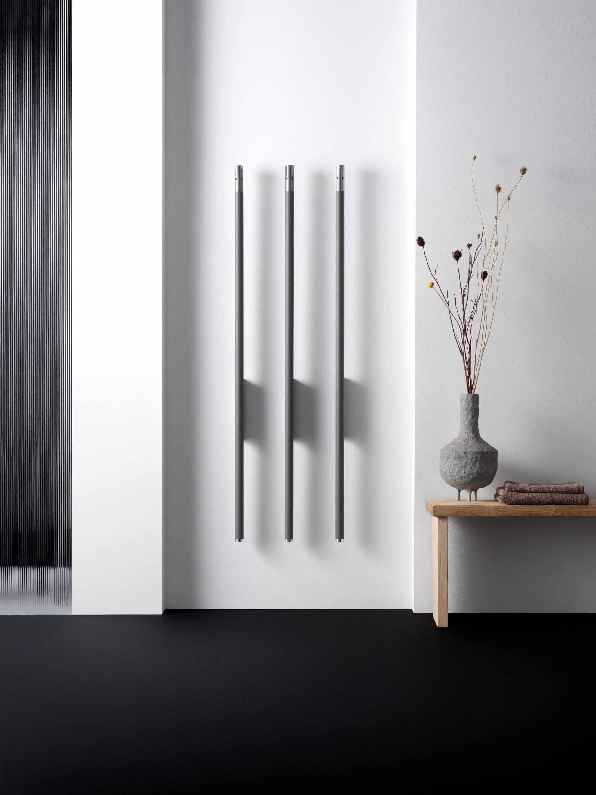 Badezimmernische mit 3 wandmontierten senkrechten Handtuchwärmern "Carlo & Tina" im Röhren-look in Silber von ANTRAX IT.