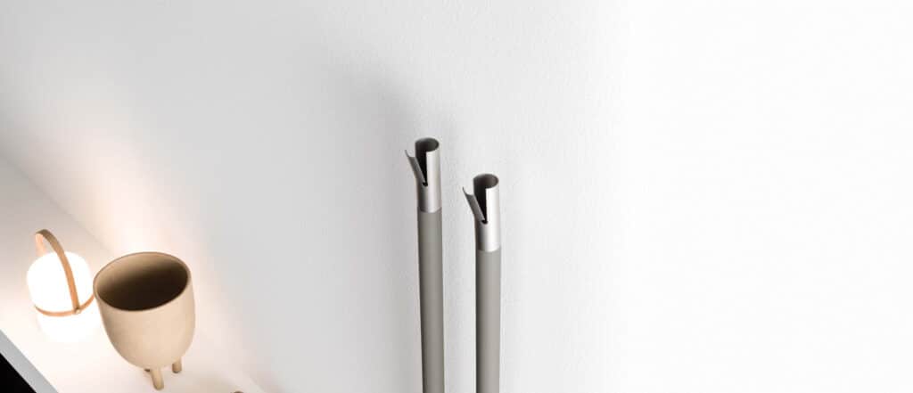 Nahaufnahme zweier wandmontierter senkrechter Handtuchwärmer "Carlo & Tina" im Röhren-Look in Silber von ANTRAX IT.