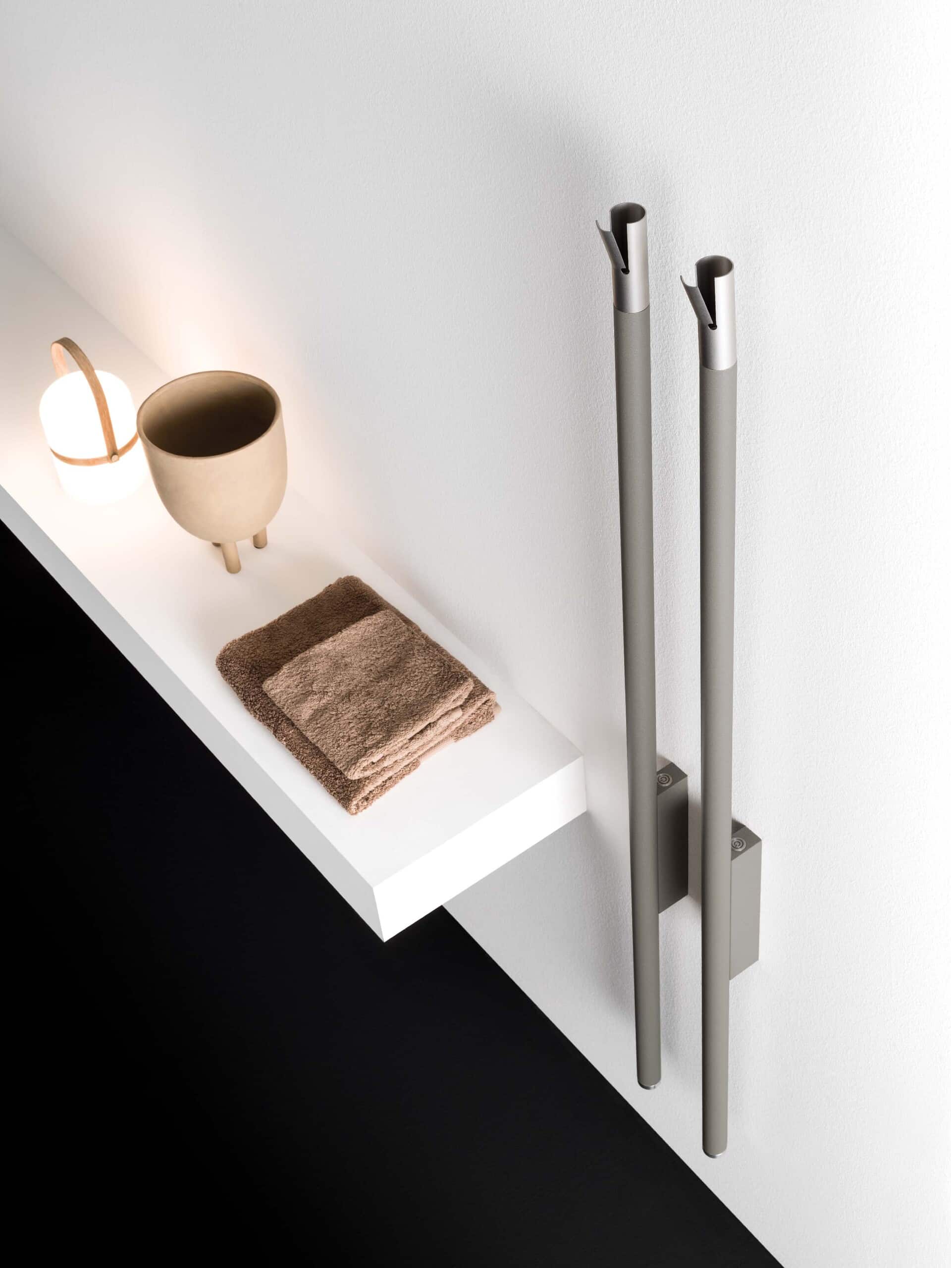 Nahaufnahme zweier wandmontierter senkrechter Handtuchwärmer "Carlo & Tina" im Röhren-Look in Silber von ANTRAX IT.
