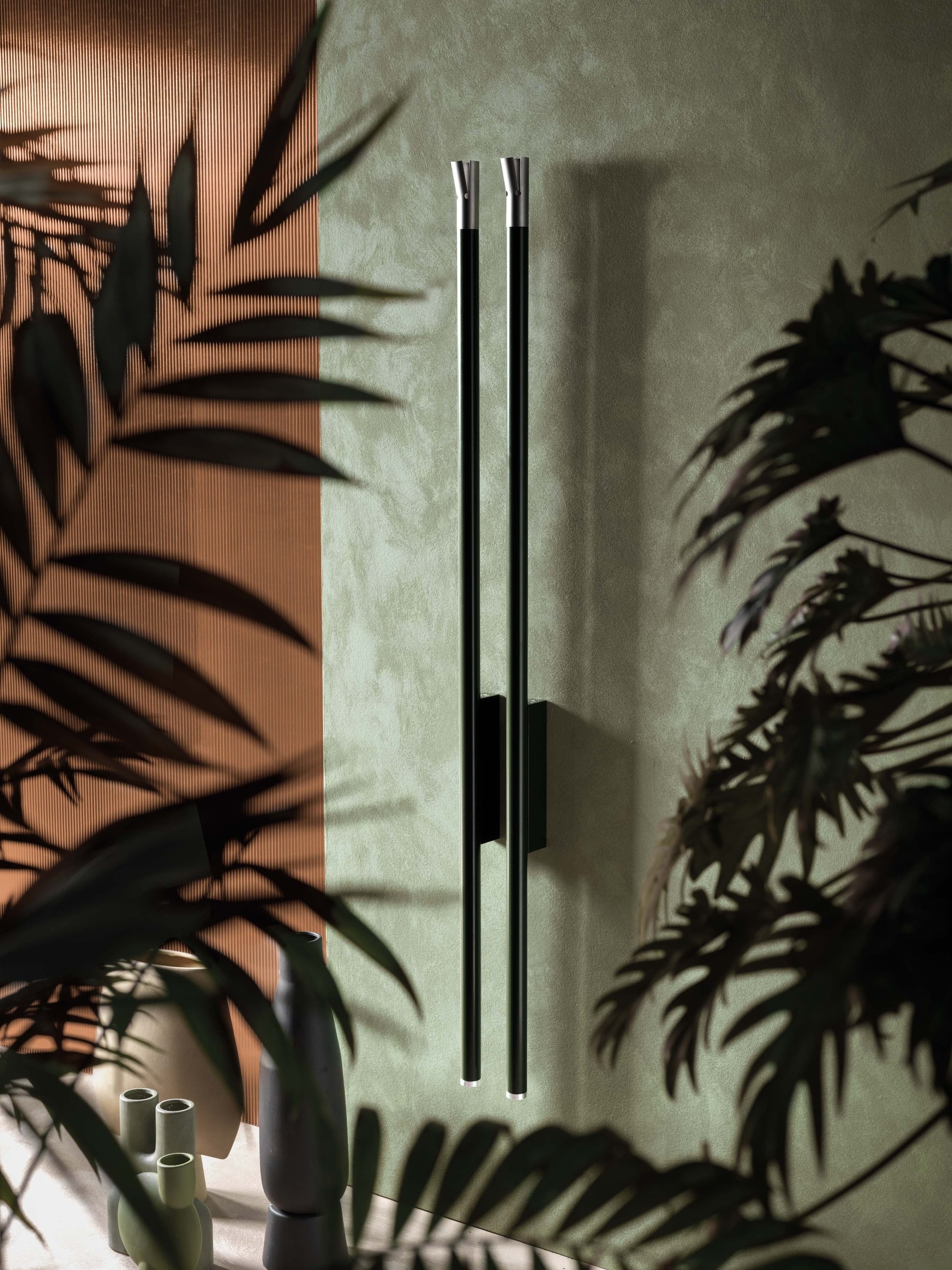 Nahaufnahme zweier wandmontierter senkrechter Handtuchwärmer "Carlo & Tina" im Röhren-Look von ANTRAX IT.