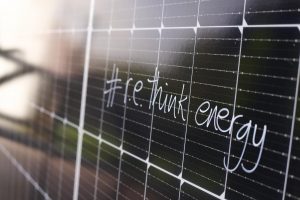 Solarpaneel mit der Aufschrift #re.think energy