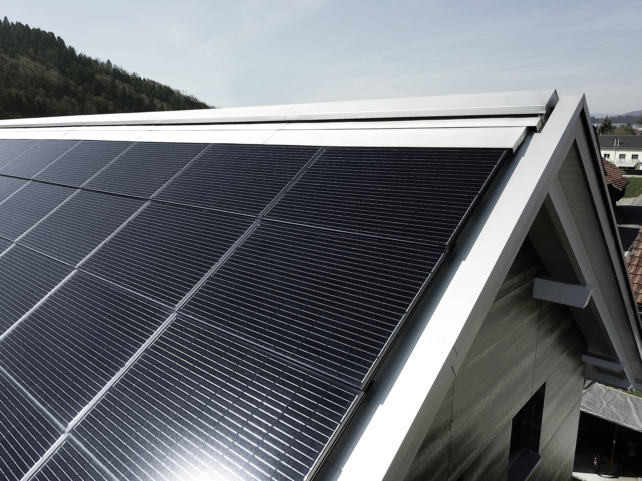 Photovoltaikanlage von BayWa r.e. auf einem Dach.