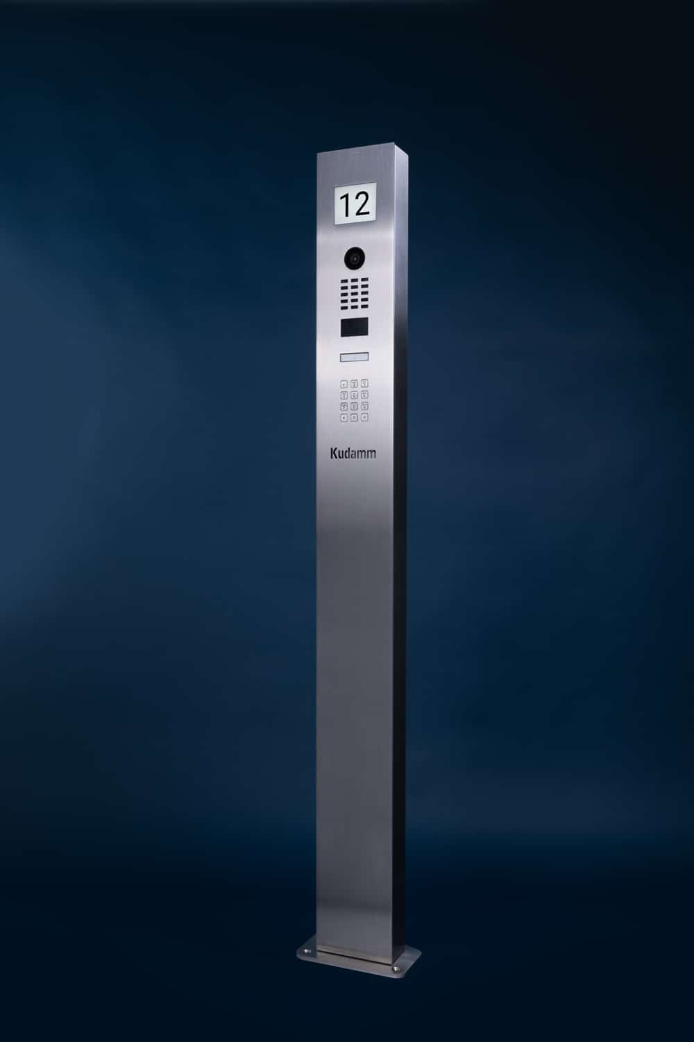 Bird Home Automation zeigt eine Türsprechanlagen-Säule mit Videofunktion und Keypad aus gebürstetem Edelstahl.