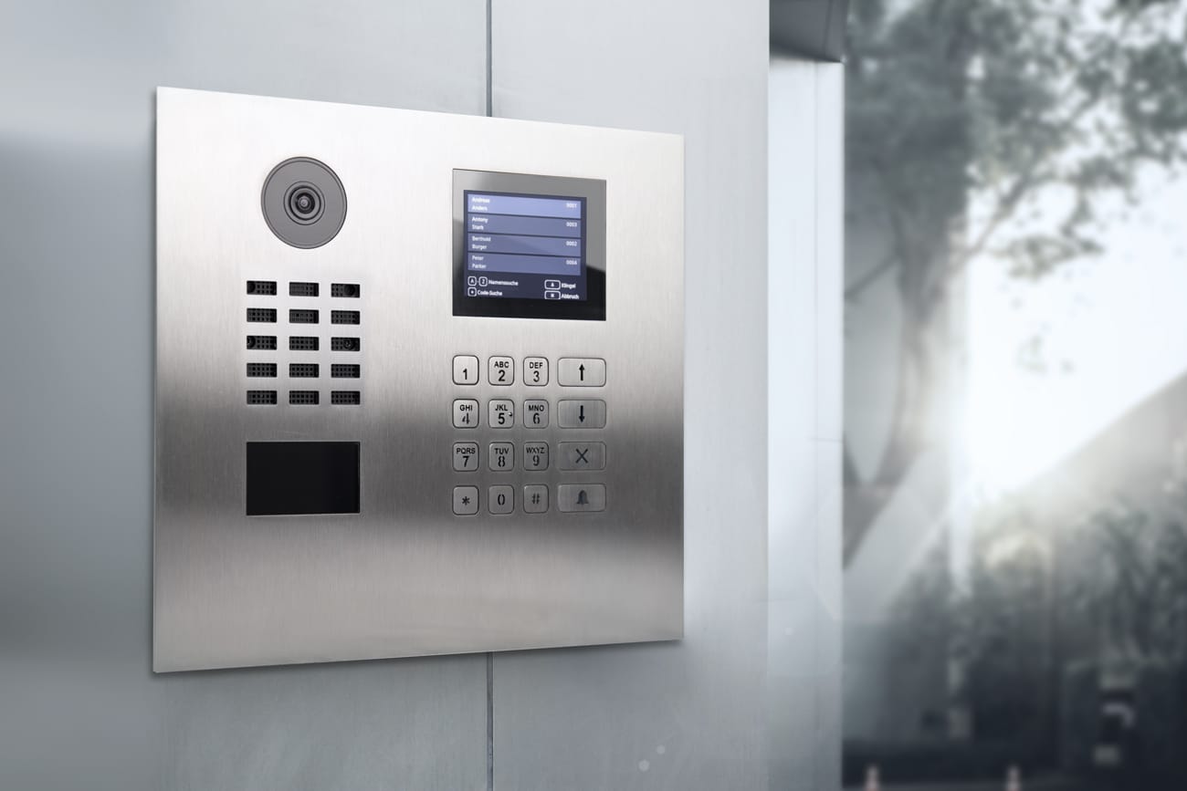 Bird Home Automation zeigt eine Türsprechanlage mit Videofunktion und Display aus gebürstetem Edelstahl für ein Mehrparteienhaus.