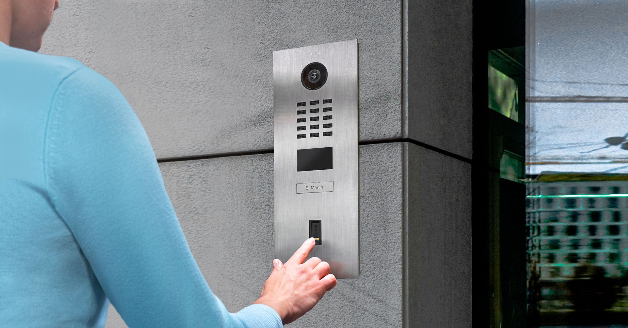 Bird Home Automation zeigt eine Türsprechanlage mit Video- und Fingerprintfunktion aus gebürstetem Edelstahl.