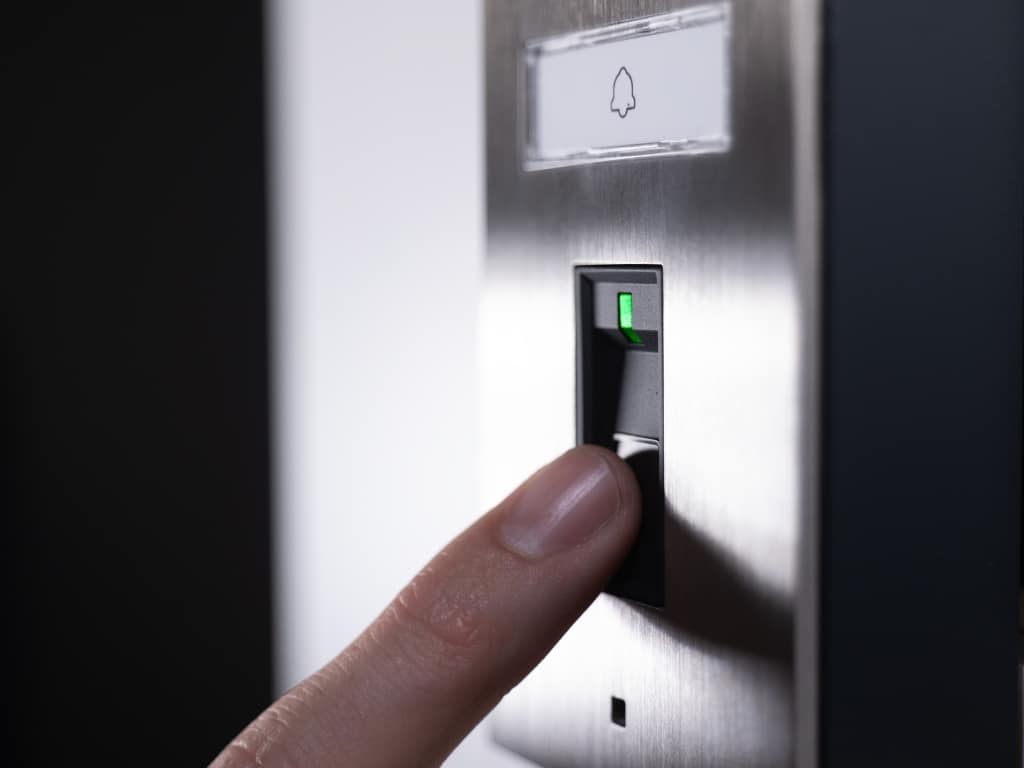 Bird Home Automation zeigt eine Türsprechanlage mit Fingerprint und Glockentaste aus gebürstetem Edelstahl.