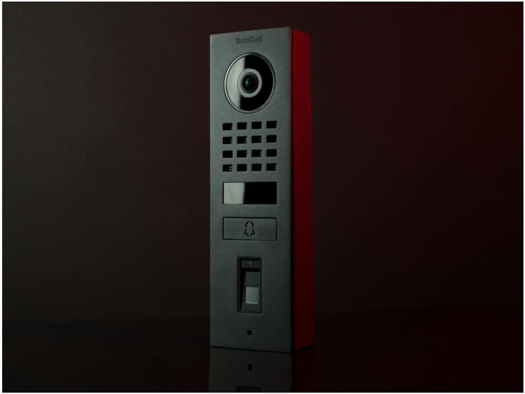 Bird Home Automation zeigt eine Türsprechanlage mit Fingerprint, Glockentaste, Kamera und Lautsprecher aus gebürstetem Edelstahl.