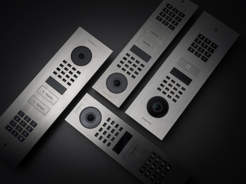 Bird Home Automation zeigt mehrere Türsprechanlagen mit Kamera, Lautsprecher, Namensschildern und Zahlentasten aus gebürstetem Edelstahl.