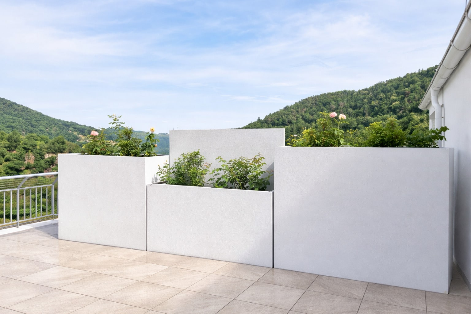 Geflieste Dachterrasse mit drei langen, rechteckigen Pflanzkübeln in Hellgrau mit Sichtschutzrückwand und in unterschiedlichen Höhen bestehend aus einer Hartschaumkernplatte von Blumentrog-Flexi.