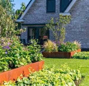 Garten mit Pflanzkübeln aus Cortenstahl im Rostlook - clever eingesetzt als Hochbeet ohne Boden, von Blumentrog-Flexi.