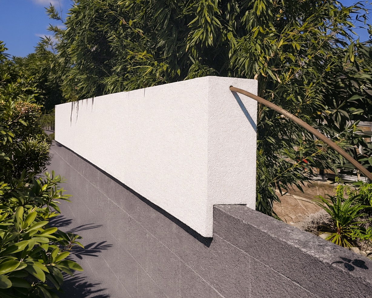 Ein moderner Pflanzkübel auf einer Sichtschutz- bzw. Grundstückswand - eine Sonderlösung in einer Nut-und-Feder-Ausführung von Blumentrog-Flexi.